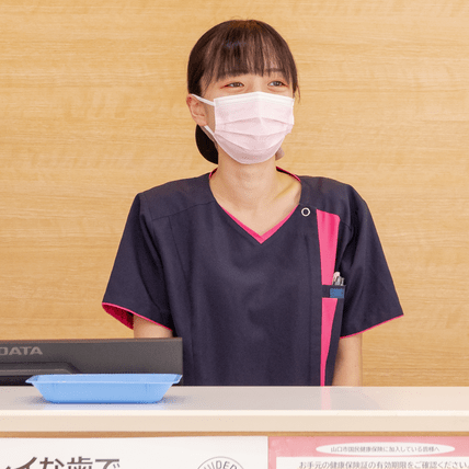 受付カウンターに立つスタッフ