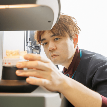 技工物を確認する歯科技工士