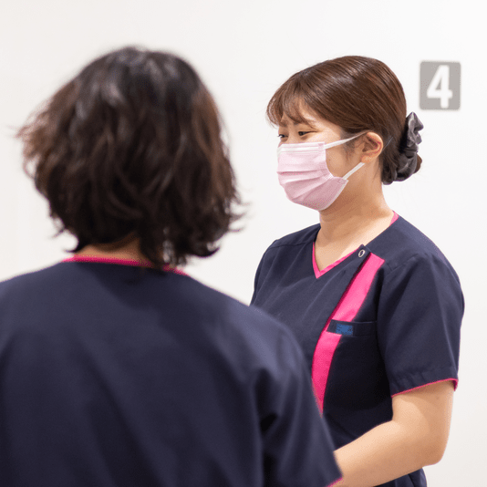 先輩スタッフと話す歯科衛生士
