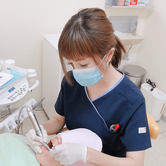 患者さまの処置にあたる歯科衛生士