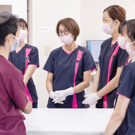 笑顔で話し合う歯科衛生士たち