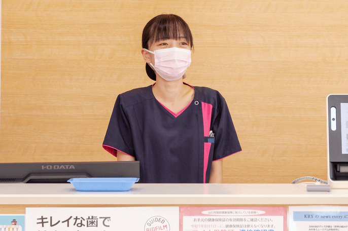受付カウンターで患者さまをお迎えするスタッフ