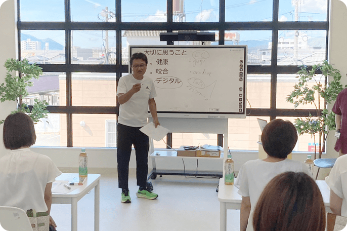 院内勉強会で講師の話を聞くスタッフ