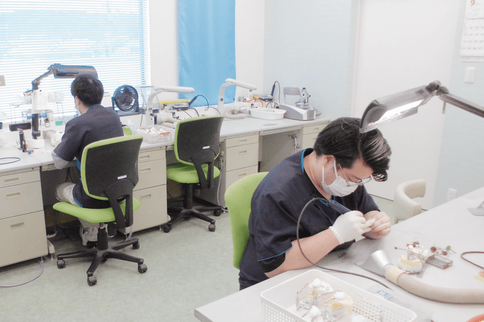 クラウン・ブリッジ部門の技工室で作業する歯科技工士